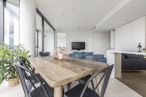 Unbridled City & River Views - Goulburn Accommodation 2