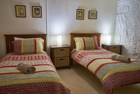 Underground Bed & Breakfast - Goulburn Accommodation 3