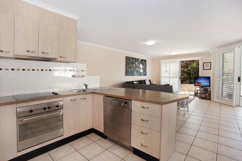 Unit 3, On The Park, 22 Frank Street Coolum Beach, 400 BOND, LINEN INCLUDED - Goulburn Accommodation 2