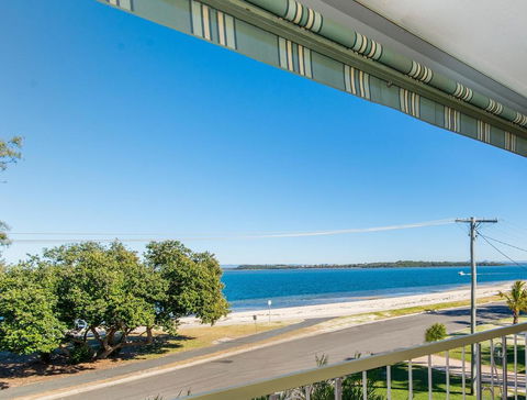 VIEWS VIEWS VIEWS! Front Top Floor Waterfront Unit - Chnook Apartments South Esp, Bongaree - Goulburn Accommodation 0