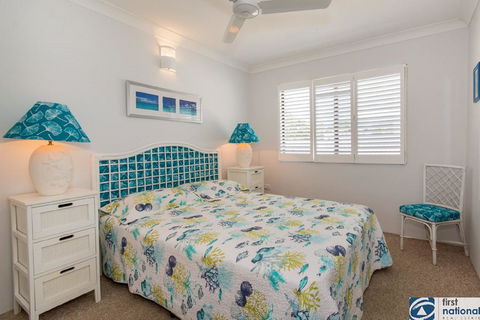 VIEWS VIEWS VIEWS! Front Top Floor Waterfront Unit - Chnook Apartments South Esp, Bongaree - Goulburn Accommodation 2