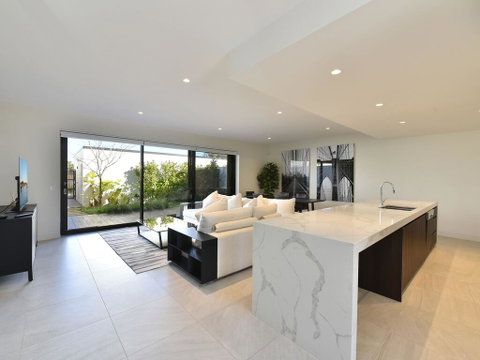 Villa Positano Waterside At Trinity Point - Goulburn Accommodation 3