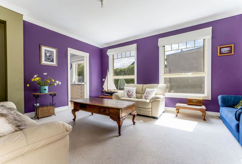 WALKIN ON SUNSHINE - STROLL TO BEACH BREAK - Goulburn Accommodation 3