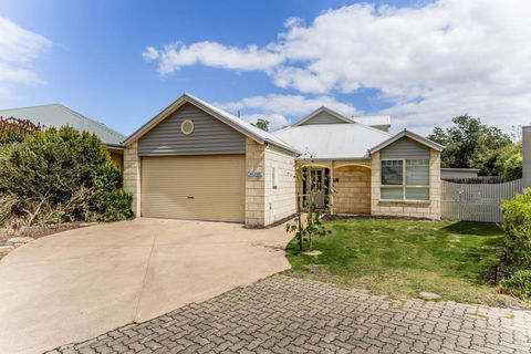WALKIN ON SUNSHINE - STROLL TO BEACH BREAK - Goulburn Accommodation 0