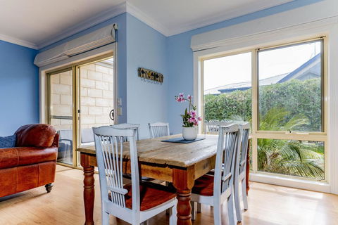 WALKIN ON SUNSHINE - STROLL TO BEACH BREAK - Goulburn Accommodation 1
