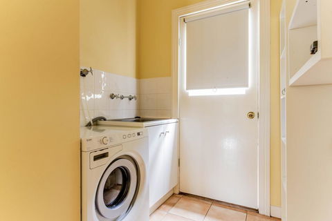 WALKIN' ON SUNSHINE - Goulburn Accommodation 3