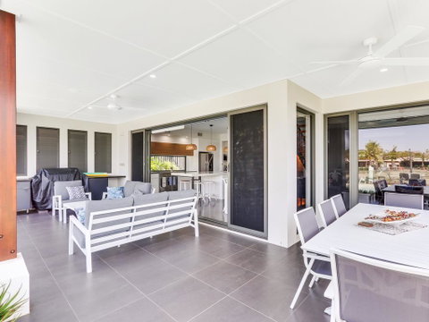 WATERFRONT HOME BORDERING MOOLOOLABA - Goulburn Accommodation 2