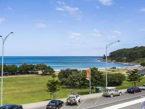WATERFRONT THREE- In The Heart Of Lorne - Goulburn Accommodation 2