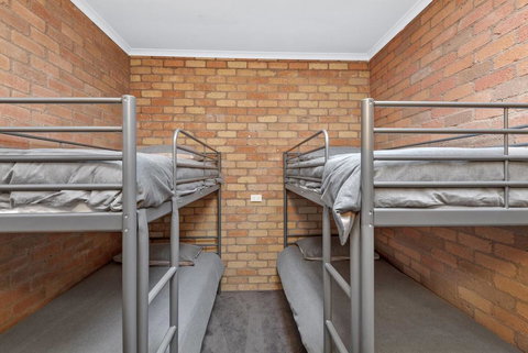 The Perfect Zone- SLEEPS 12 - Goulburn Accommodation 11