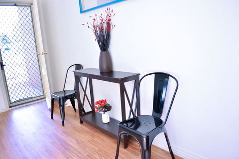 Turner Terrace - Goulburn Accommodation 10