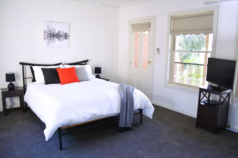 Turner Terrace - Goulburn Accommodation 11