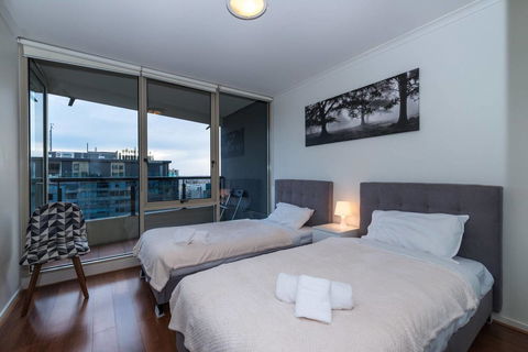 St Kilda Road Park View 3 Bedroom Luxury Apartment - Goulburn Accommodation 5