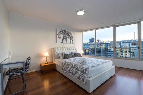St Kilda Road Park View 3 Bedroom Luxury Apartment - Goulburn Accommodation 4