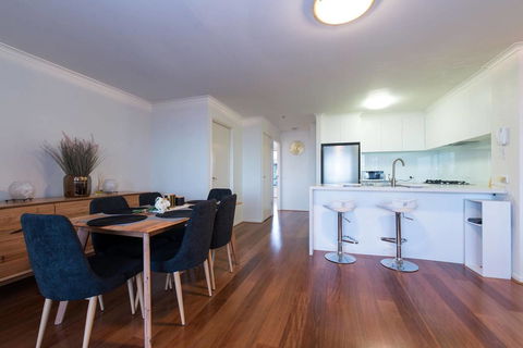 St Kilda Road Park View 3 Bedroom Luxury Apartment - Goulburn Accommodation 1