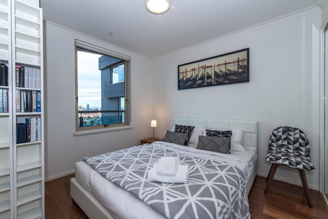 St Kilda Road Park View 3 Bedroom Luxury Apartment - Goulburn Accommodation 6