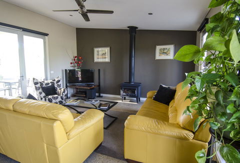 Corrugated Cottage - Goulburn Accommodation 7