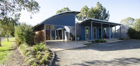 Corrugated Cottage - Goulburn Accommodation 0