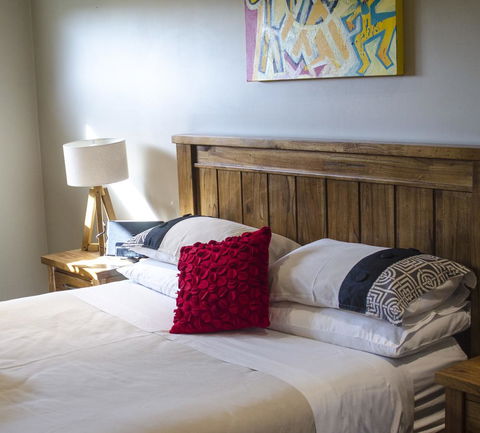 Corrugated Cottage - Goulburn Accommodation 18