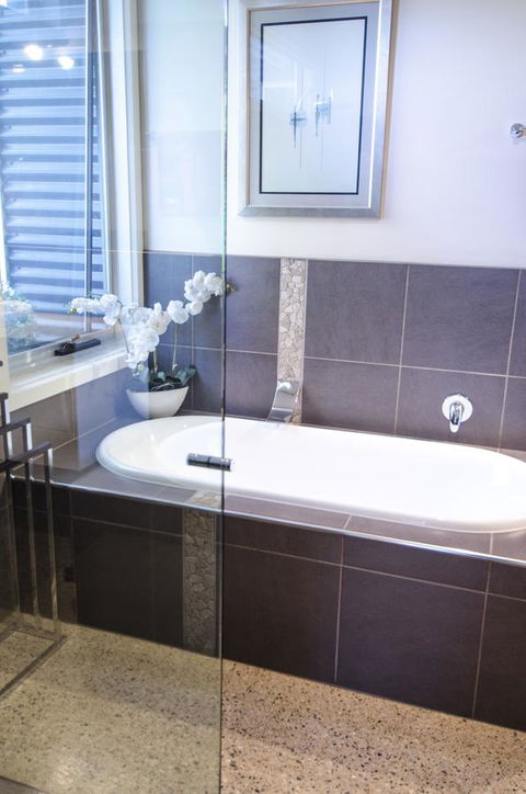 Corrugated Cottage - Goulburn Accommodation 21