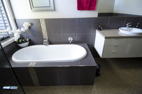 Corrugated Cottage - Goulburn Accommodation 16