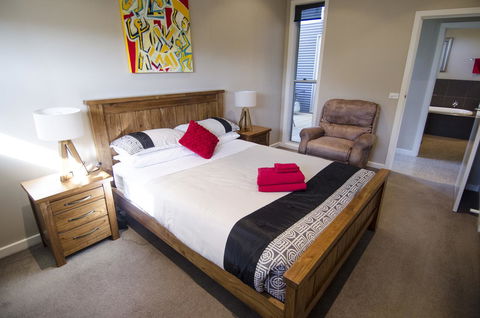 Corrugated Cottage - Goulburn Accommodation 17