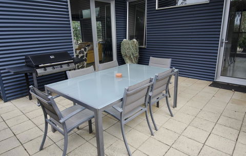 Corrugated Cottage - Goulburn Accommodation 9