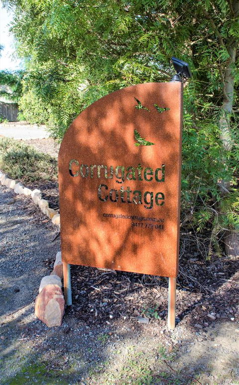 Corrugated Cottage - Goulburn Accommodation 1
