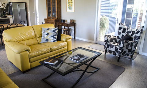 Corrugated Cottage - Goulburn Accommodation 6