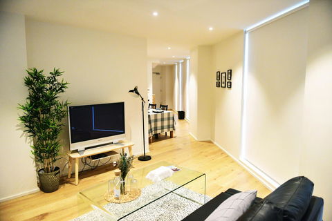 Superb Habour View/ Stylish Apartment / Landmark Building/ Free Tram - Goulburn Accommodation 9