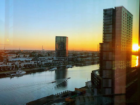 Superb Habour View/ Stylish Apartment / Landmark Building/ Free Tram - Goulburn Accommodation 24
