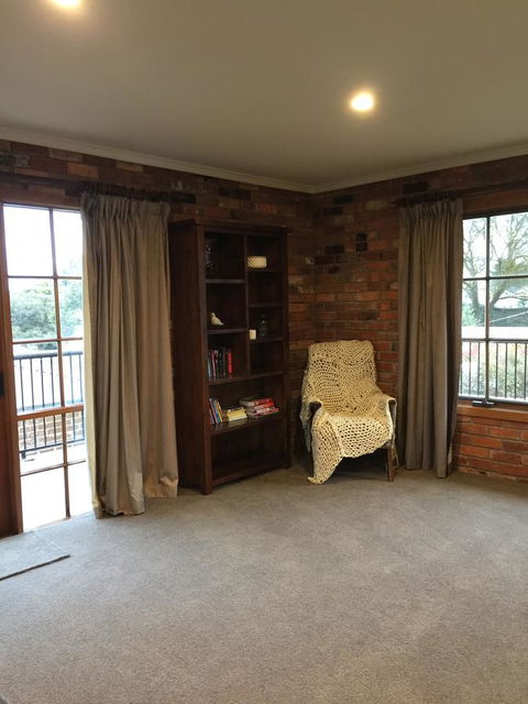 Bricks And Roses - Goulburn Accommodation 12
