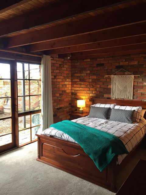 Bricks And Roses - Goulburn Accommodation 14