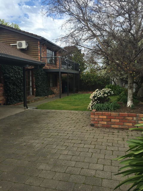 Bricks And Roses - Goulburn Accommodation 3