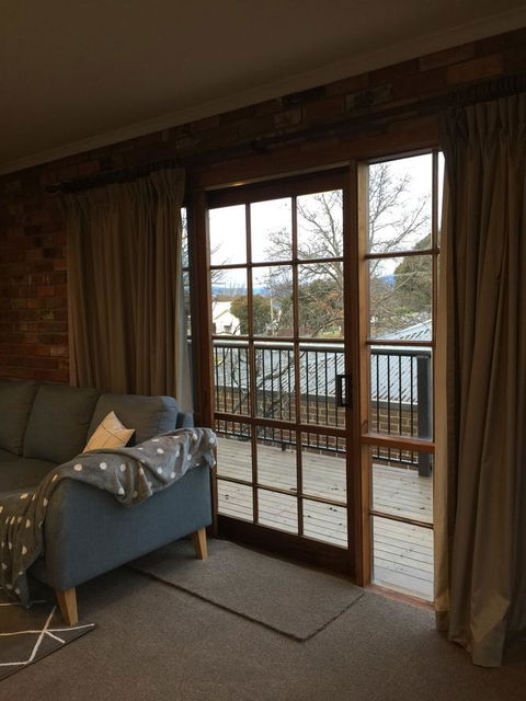 Bricks And Roses - Goulburn Accommodation 10