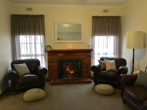 Bricks And Roses - Goulburn Accommodation 6