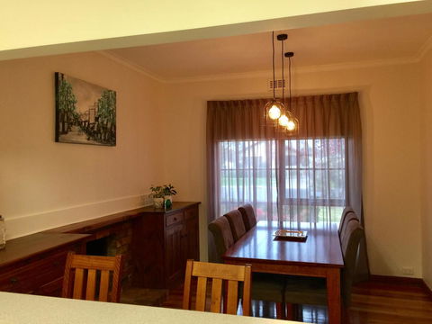 Bricks And Roses - Goulburn Accommodation 7