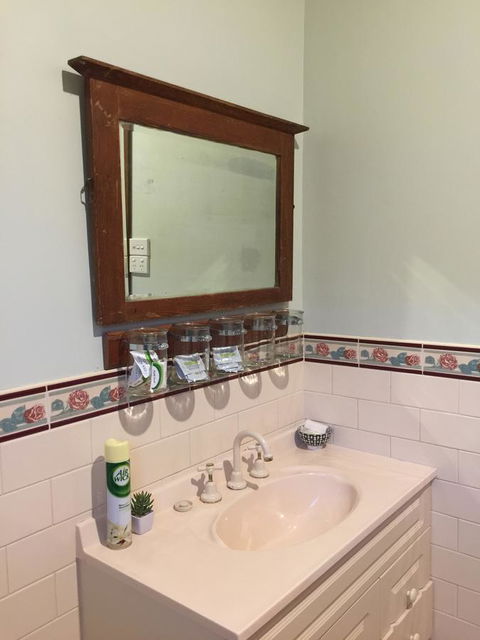 Bricks And Roses - Goulburn Accommodation 17