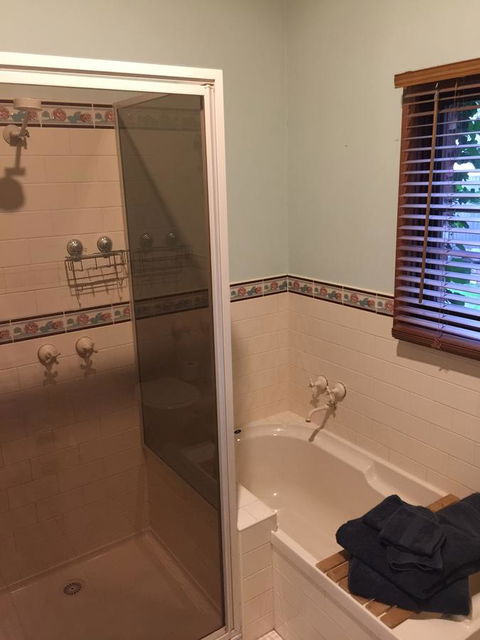 Bricks And Roses - Goulburn Accommodation 18