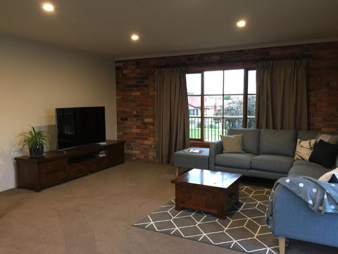 Bricks And Roses - Goulburn Accommodation 11