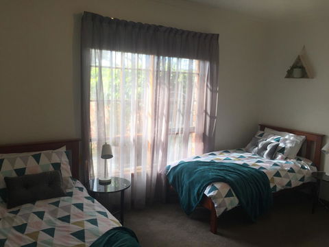 Bricks And Roses - Goulburn Accommodation 16