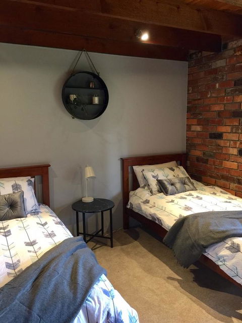 Bricks And Roses - Goulburn Accommodation 15