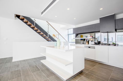 Docklands Waterfront Luxury Villa - Goulburn Accommodation 10