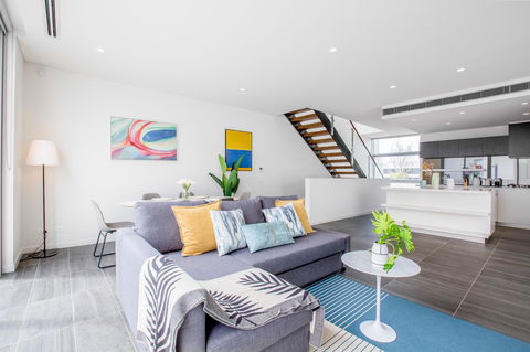 Docklands Waterfront Luxury Villa - Goulburn Accommodation 9