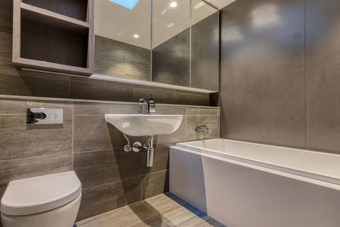Docklands Waterfront Luxury Villa - Goulburn Accommodation 17