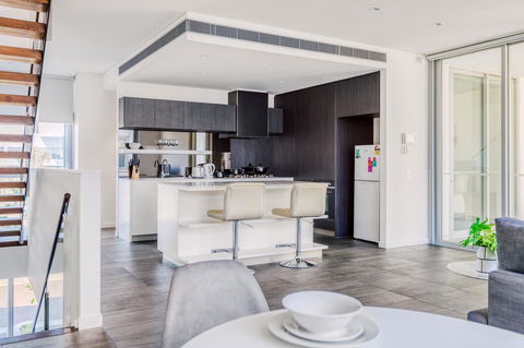 Docklands Waterfront Luxury Villa - Goulburn Accommodation 11