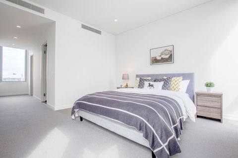 Docklands Waterfront Luxury Villa - Goulburn Accommodation 22