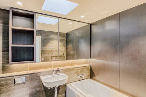 Docklands Waterfront Luxury Villa - Goulburn Accommodation 16