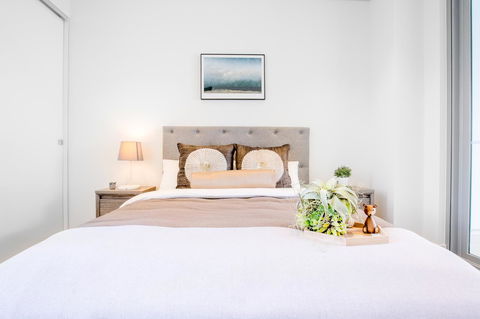 Docklands Waterfront Luxury Villa - Goulburn Accommodation 14