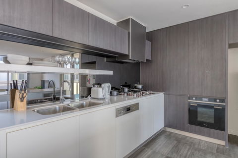 Docklands Waterfront Luxury Villa - Goulburn Accommodation 31