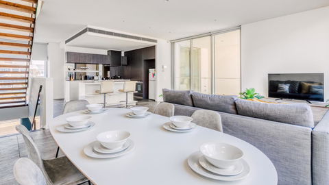 Docklands Waterfront Luxury Villa - Goulburn Accommodation 7